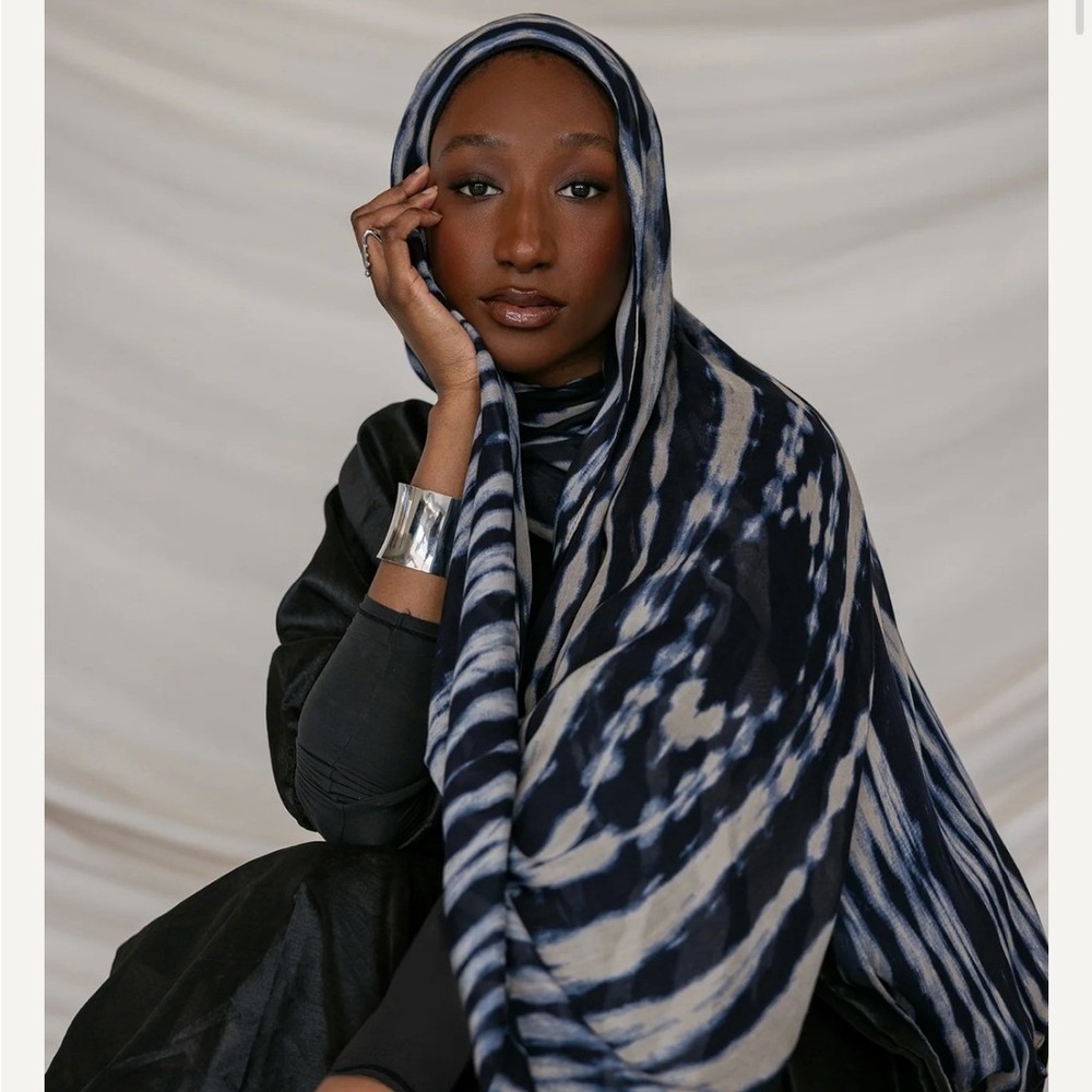 Vela Leppi Mini Hijab Scarf NWT Navy Blue Black Modal Patterned Print New - Picture 7 of 7